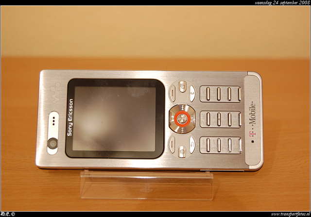 DSC 8142-border Sony Ericson W880i -silver-