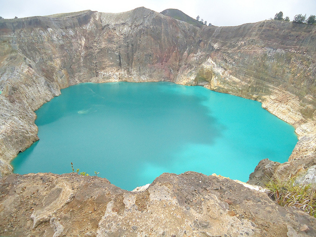 kelimutu Indonesia volcanic Lakes three colours 3 - 