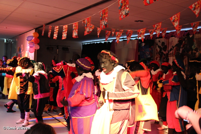 R.Th.B.Vriezen 2012 11 24 9705 Sinterklaas en Pieten Kinderfeest Presikhaaf-west zaterdag 24 november 2012