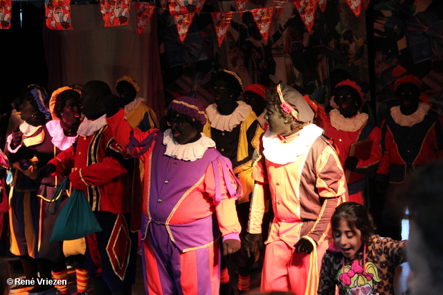 R.Th.B.Vriezen 2012 11 24 9721 Sinterklaas en Pieten Kinderfeest Presikhaaf-west zaterdag 24 november 2012