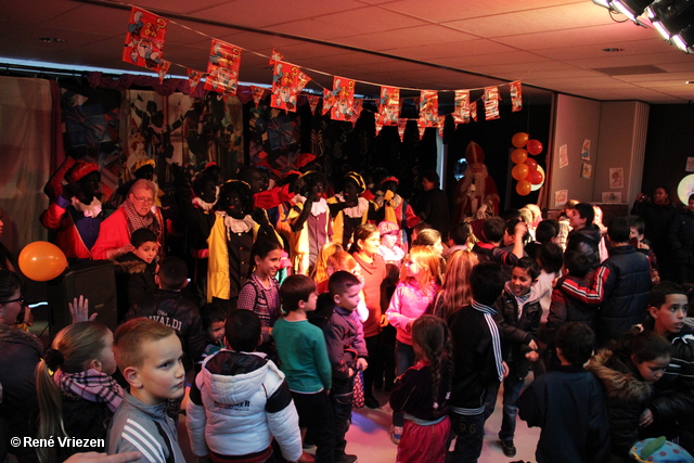 R.Th.B.Vriezen 2012 11 24 9763 Sinterklaas en Pieten Kinderfeest Presikhaaf-west zaterdag 24 november 2012