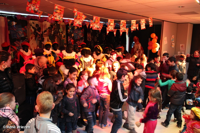 R.Th.B.Vriezen 2012 11 24 9765 Sinterklaas en Pieten Kinderfeest Presikhaaf-west zaterdag 24 november 2012