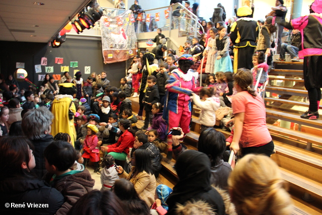 R.Th.B.Vriezen 2012 11 24 9779 Sinterklaas en Pieten Kinderfeest Presikhaaf-west zaterdag 24 november 2012