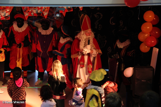 R.Th.B.Vriezen 2012 11 24 9782 Sinterklaas en Pieten Kinderfeest Presikhaaf-west zaterdag 24 november 2012