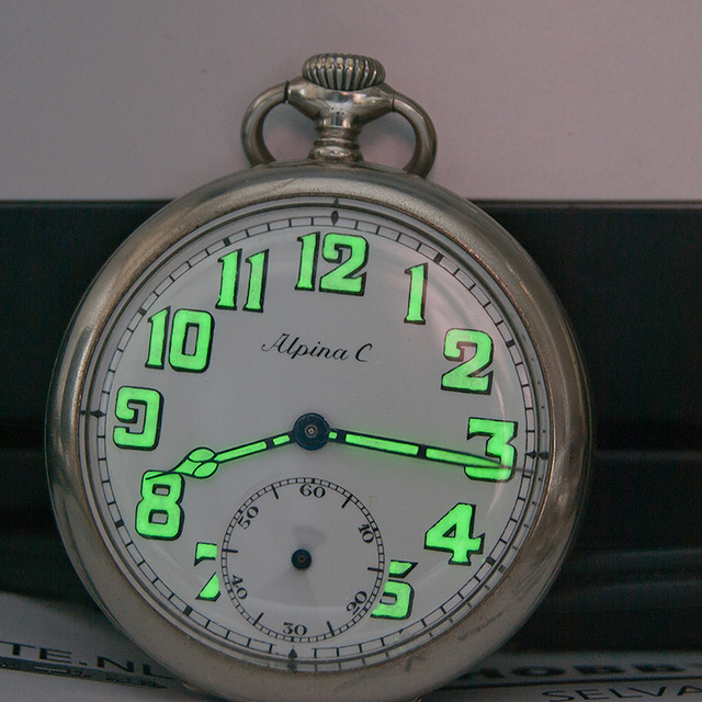 Alpina-half-donker Horloges