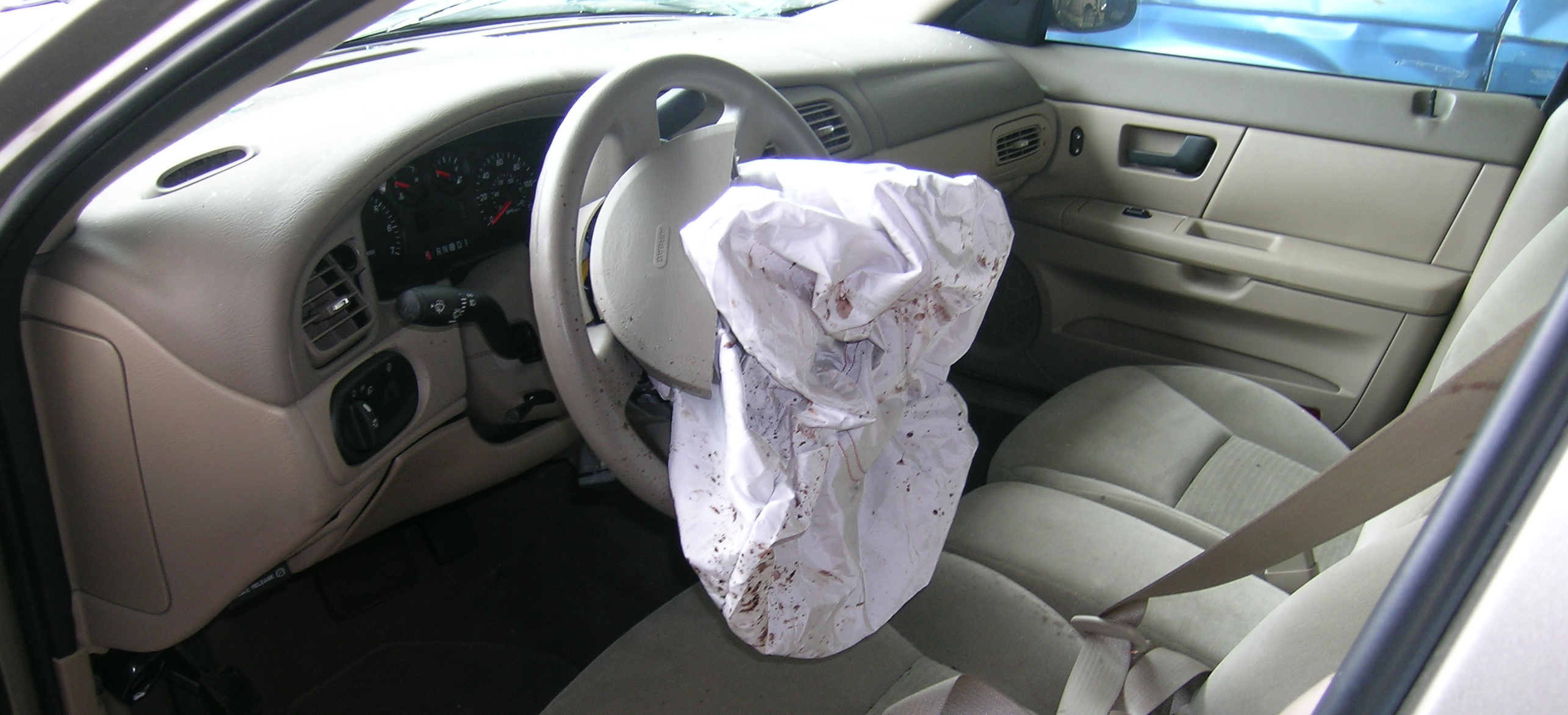Восстановить подушки безопасности. Nissan SRS airbag. Nissan SRS airbag машина. Взорванная подушка безопасности. Взрыв подушки безопасности.