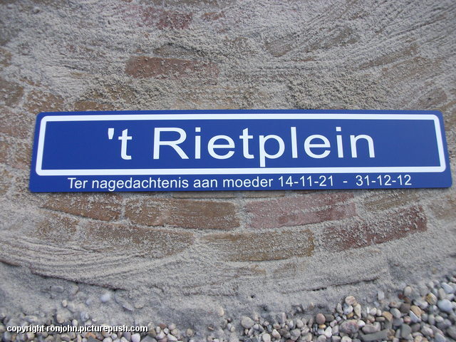 't Rietplein bord 12-02-12 1 R.I.P. Moeder 14-11-1921 * 31-12-2012