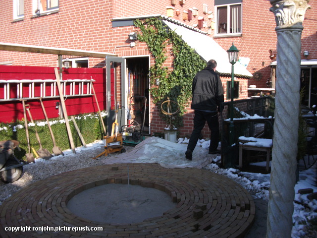Tuin - aanleg pleintje en maken hoge border 06-02- Aanleg van 't Rietplein 06-02-13