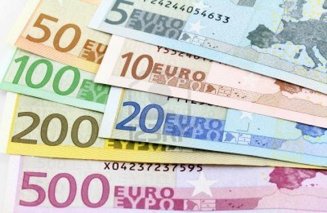 15556295-banconote-in-euro-cinque-a-500 - 