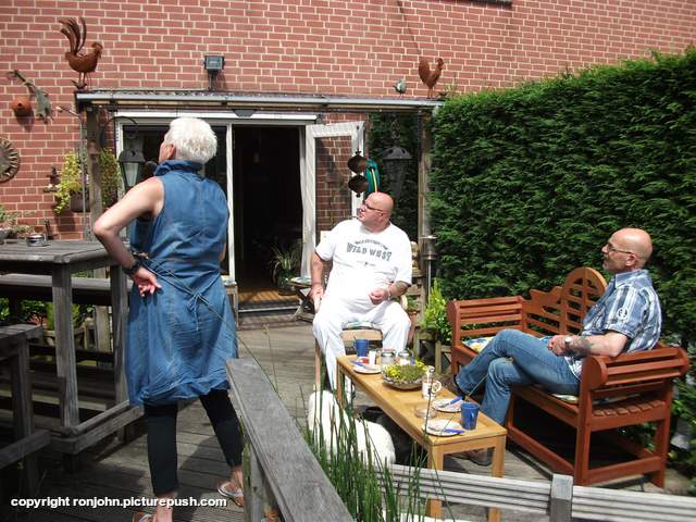 Riet en Hans op bezoek 29-06-13 (16) In de tuin 2013