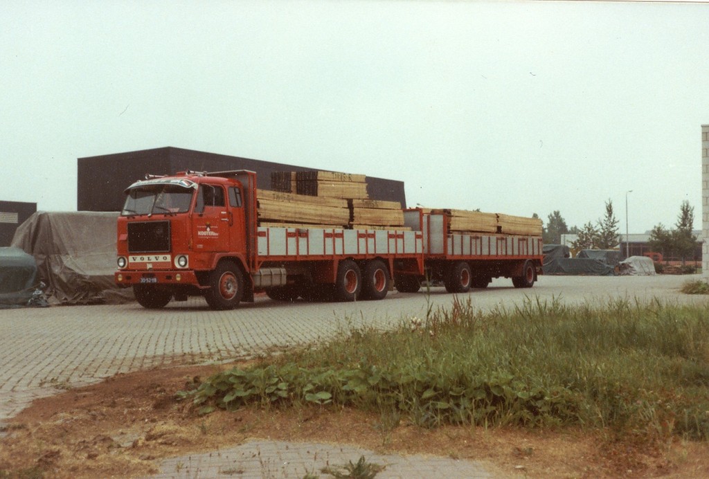 Volvo F 88 met hout - 