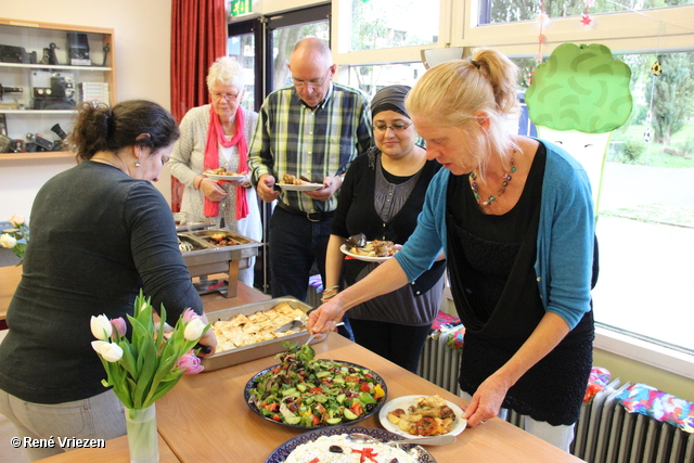 R.Th.B.Vriezen 2013 09 20 6657 Wijkplatform Presikhaaf oost-west Buffet en Afscheid Karin opbouwwerker Presikhaaf vrijdag 20 september 2013