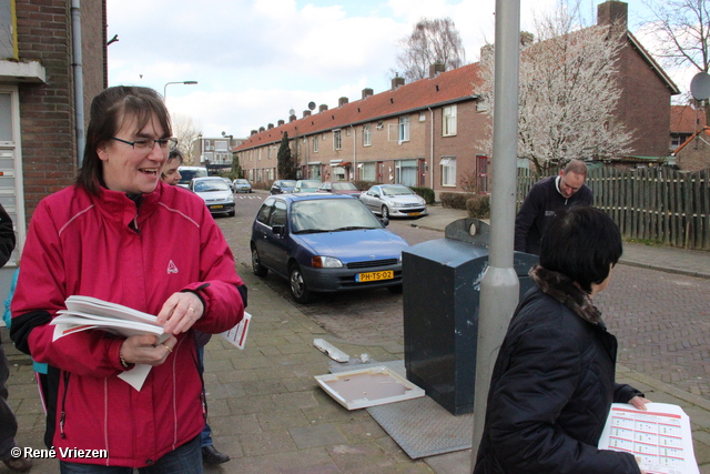 R.Th.B.Vriezen 2014 03 02 0492 WWP2 Afvalwijzer 2014 rondbrengen en koffie T-Huis zondag 2 maart 2014