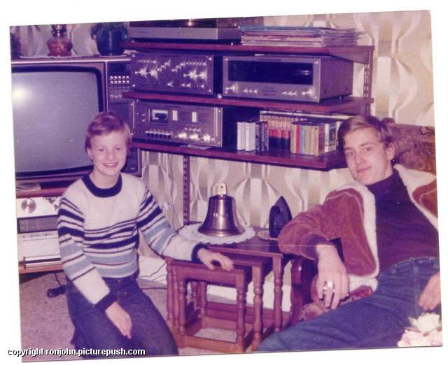 John en Ed in de huiskamer Jeugdfoto's van John