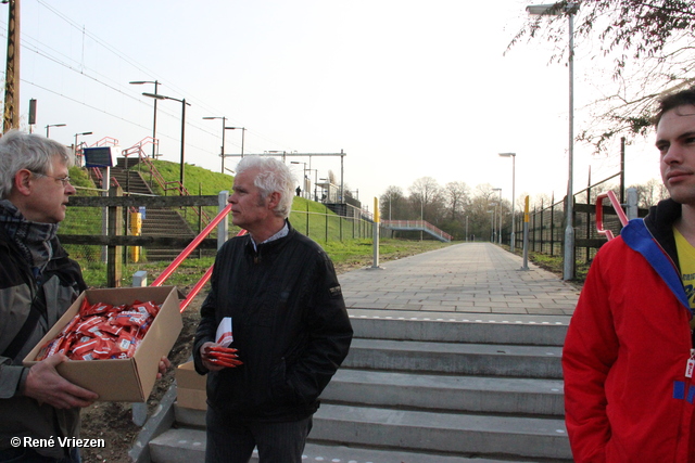 R.Th.B.Vriezen 2014 03 19 2144 PvdA Arnhem Ontbijtkoek Stem vandaag uitdelen Station Presikhaaf woensdag 19 maart 2014