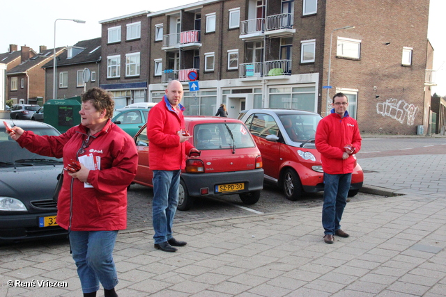 R.Th.B.Vriezen 2014 03 19 2150 PvdA Arnhem Ontbijtkoek Stem vandaag uitdelen Station Presikhaaf woensdag 19 maart 2014