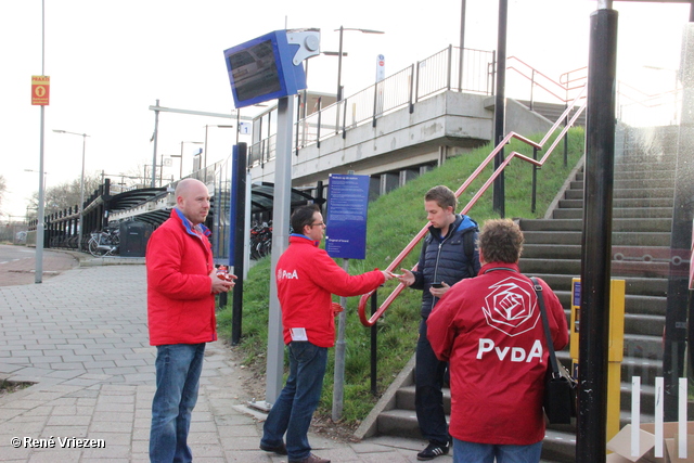 R.Th.B.Vriezen 2014 03 19 2162 PvdA Arnhem Ontbijtkoek Stem vandaag uitdelen Station Presikhaaf woensdag 19 maart 2014