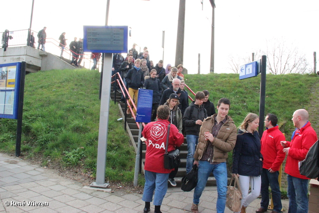 R.Th.B.Vriezen 2014 03 19 2192 PvdA Arnhem Ontbijtkoek Stem vandaag uitdelen Station Presikhaaf woensdag 19 maart 2014