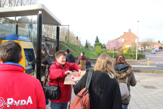 R.Th.B.Vriezen 2014 03 19 2193 PvdA Arnhem Ontbijtkoek Stem vandaag uitdelen Station Presikhaaf woensdag 19 maart 2014