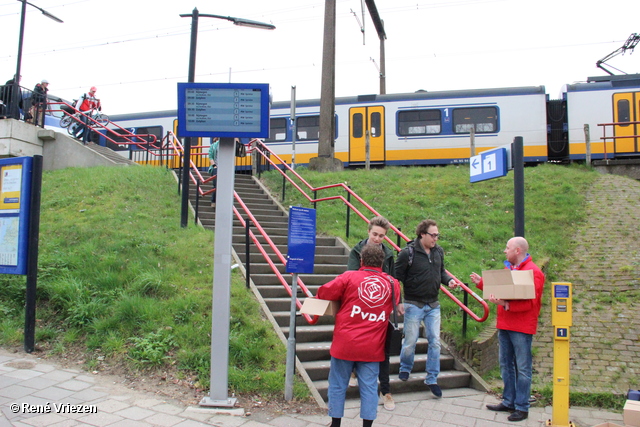 R.Th.B.Vriezen 2014 03 19 2211 PvdA Arnhem Ontbijtkoek Stem vandaag uitdelen Station Presikhaaf woensdag 19 maart 2014