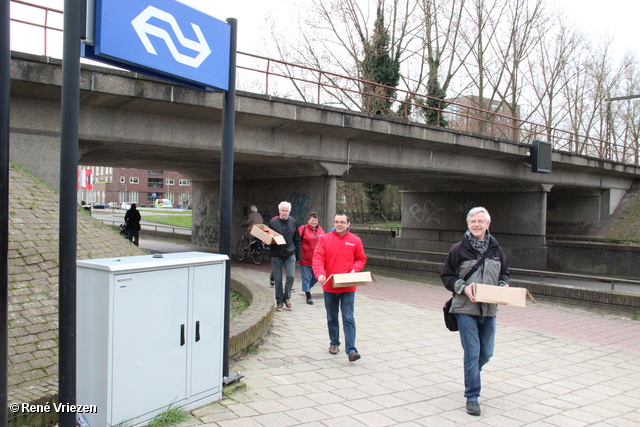 R.Th.B.Vriezen 2014 03 19 2232 PvdA Arnhem Ontbijtkoek Stem vandaag uitdelen Station Presikhaaf woensdag 19 maart 2014