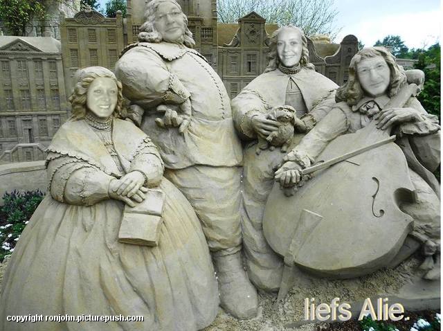 Ron en John met Riet en Marjolein als zandsculptur Foto bewerking