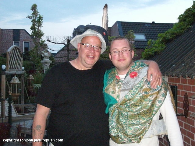 Ron en Frank van Assem vanaf de Elfia 20-04-14 2 In de tuin 2013