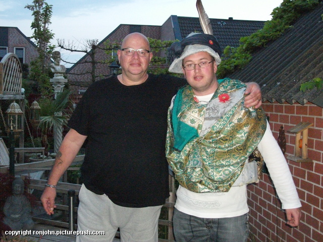 Ron en Frank van Assem vanaf de Elfia 20-04-14 1 In de tuin 2013