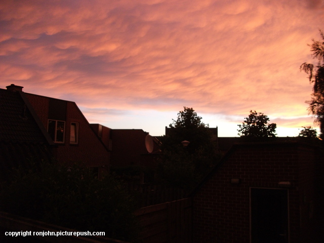 Wolkenkleuren vanuit de achtertuin om 2150 uur 22- In de tuin 2013