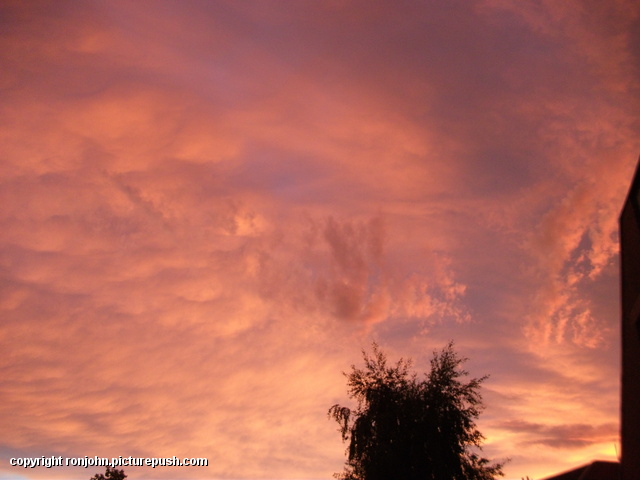 Wolkenkleuren vanuit de achtertuin om 2150 uur 22- In de tuin 2013