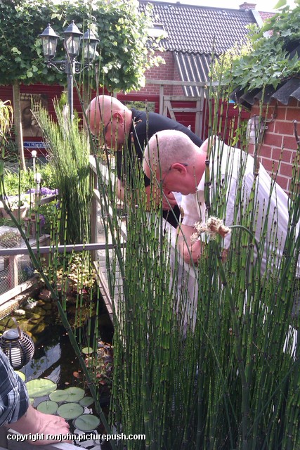 Hans en Riet op bezoek 21-06-14 (13) In de tuin 2013