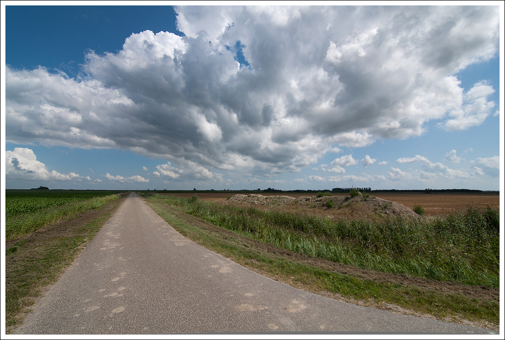 DSC 8047 Lijn-en wolkenspel kader-2 - 