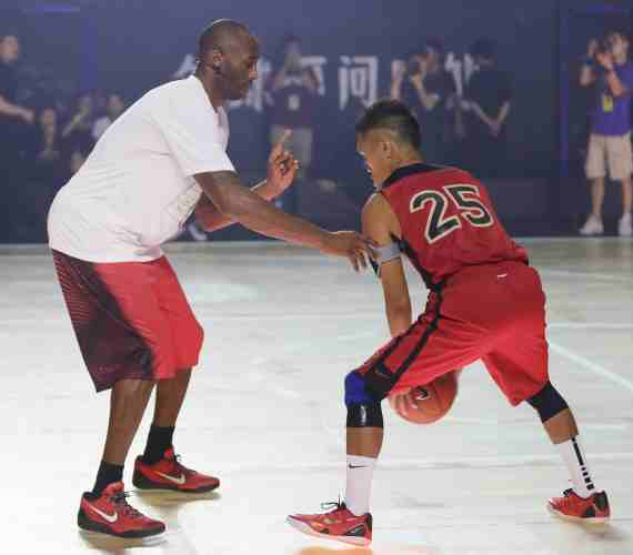 kobe-9-elite-low-flyknit-unveristy-red-05-570x500 read news