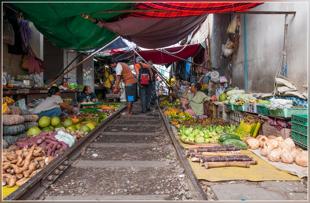 DSC 8675 Maeklong Railway Market 2 - 