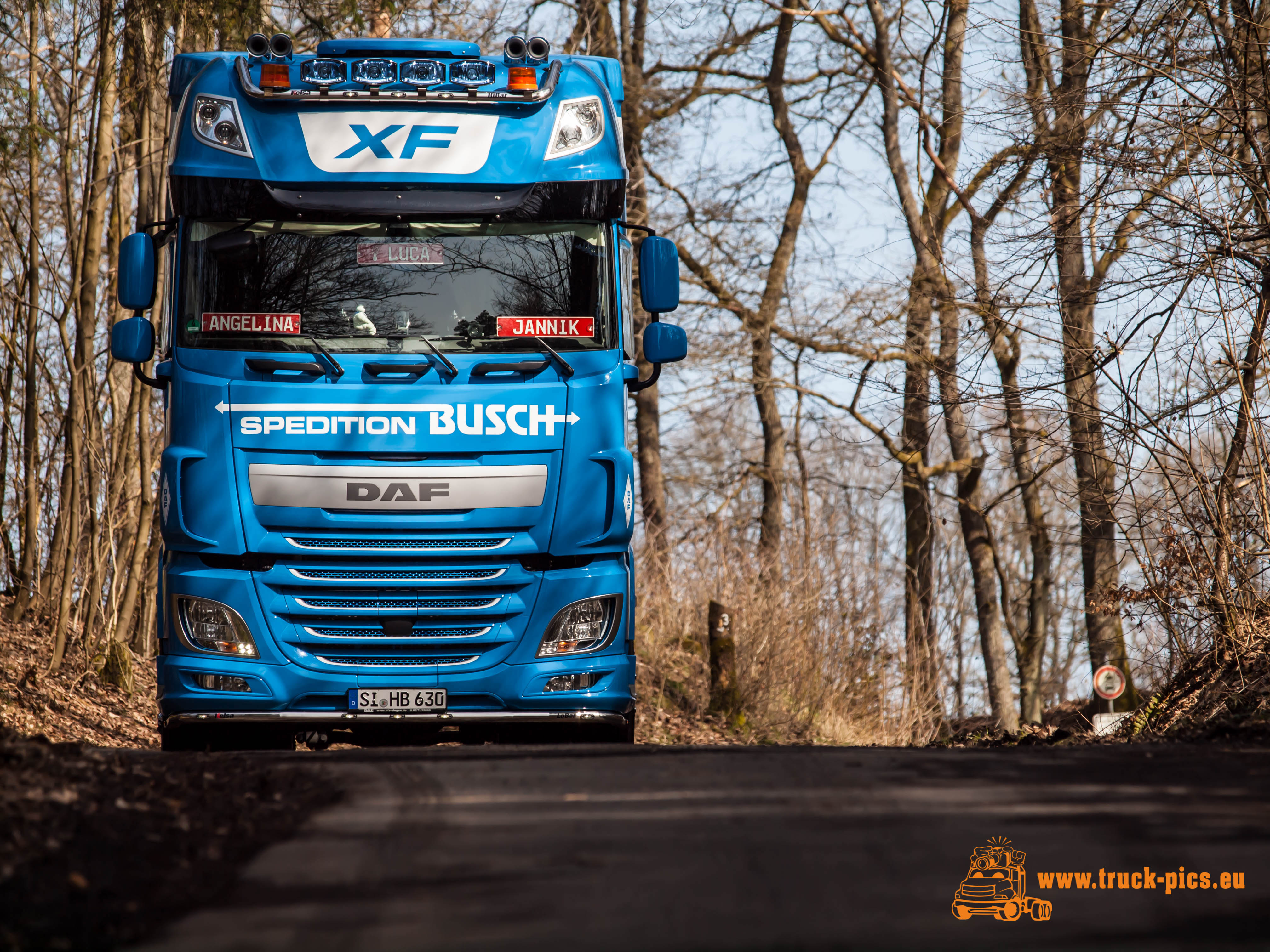 Фотка дафак бума. Фура Даф хф 90. DAF XF вертикальные. Автобус Даф 105. Даф с капотом.