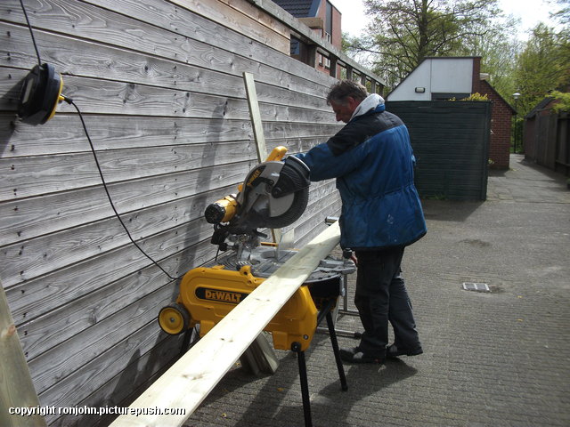 Tuin - Schutting tegen schutting 26-04-16 (08) In de tuin 2016