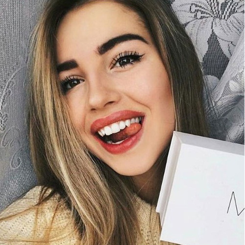 ,,1 It improves your look by rectifying the teeth shades.