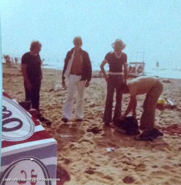 Dik, Ron en vriendin en Jan in Scheveningen Uit het verleden