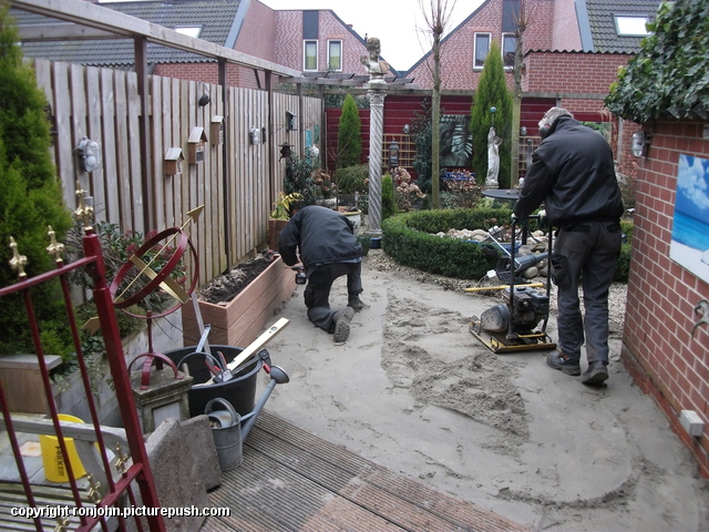 Tuin - Uitvlakken en Hortensiabak 10-02-17 (30) Gazon en de voorbereidingen 09+10+13+14-02-17