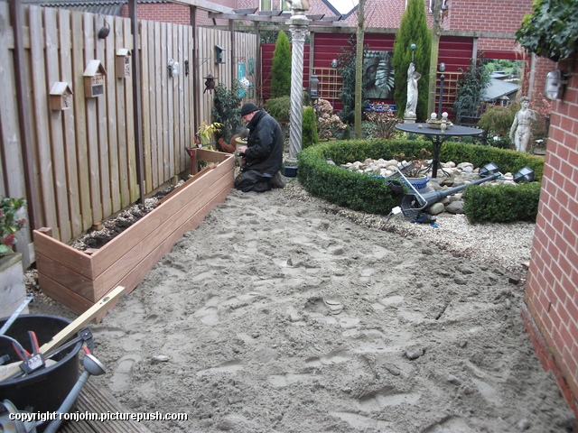 Tuin - Uitvlakken en Hortensiabak 10-02-17 (23) Gazon en de voorbereidingen 09+10+13+14-02-17