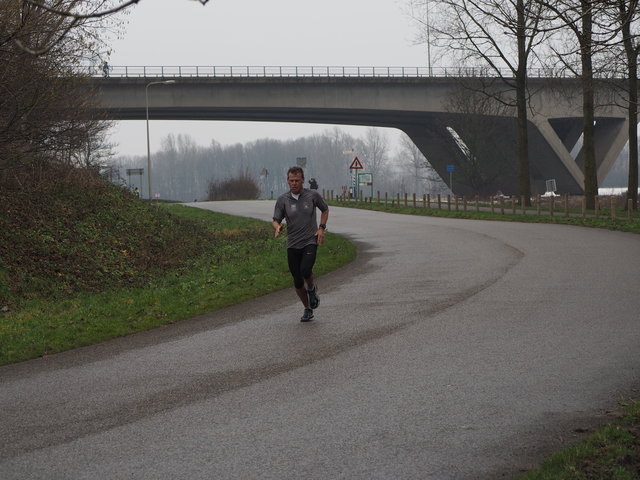 P2120240 Alpe d'Huzes Brielse brugloop 12-2-2017