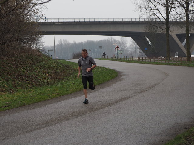 P2120242 Alpe d'Huzes Brielse brugloop 12-2-2017