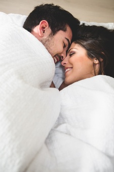 couple-lying-in-bed-and-wrapped-up-to-the-neck 23- http://vitacleanseblogs.com/zzsnore