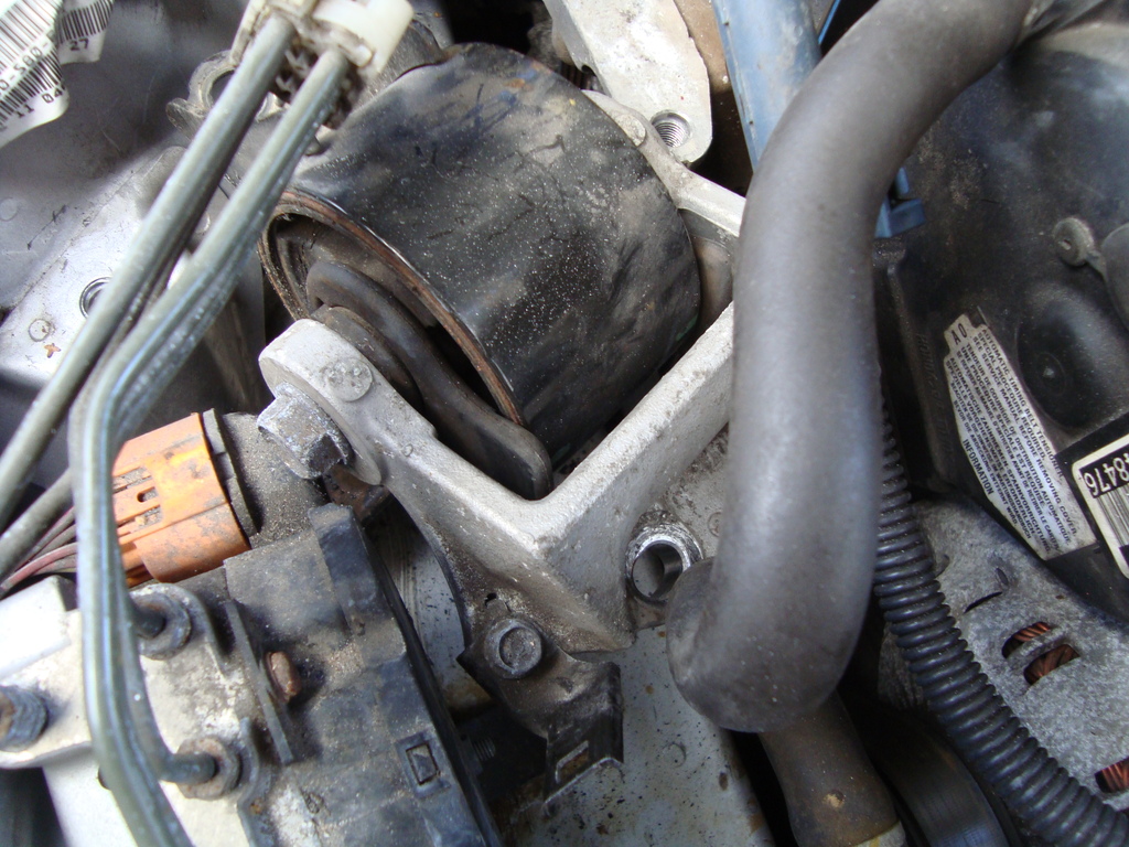 DSC03957 engine mount
