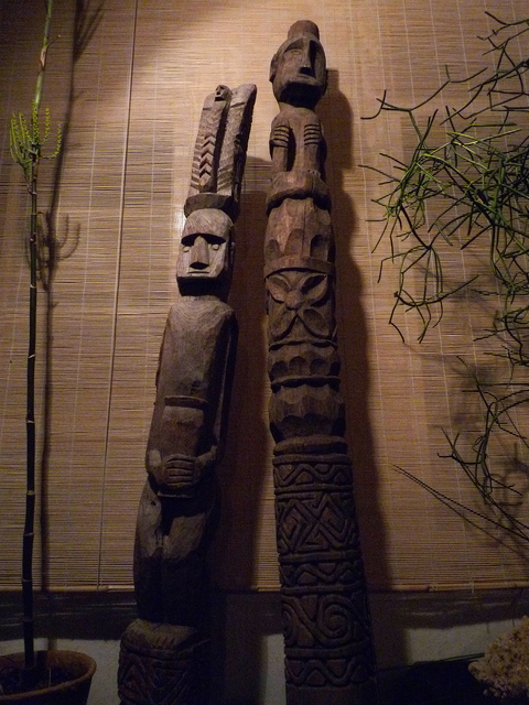ancestor-poles-part-of-a-fence-from-east-timor 547 melanesische kunst