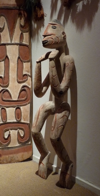 asmat-ancestor-figure-sawa-erma-asmat-papua-in-sit melanesische kunst