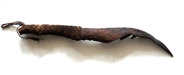 asmat-dagger-crocodile-jawbone 6922748668 o melanesische kunst