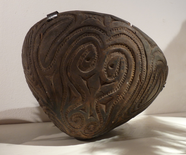 cooking-vessel-or-kamana-from-the-sawos-people-eas melanesische kunst