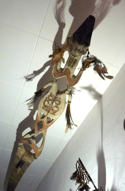 omu-or-umu-papua-asmat-village-pupis-sculptor-hend melanesische kunst