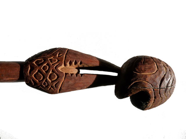 papua-asmat-axe-handle-with-carved-nautilus-shell- melanesische kunst